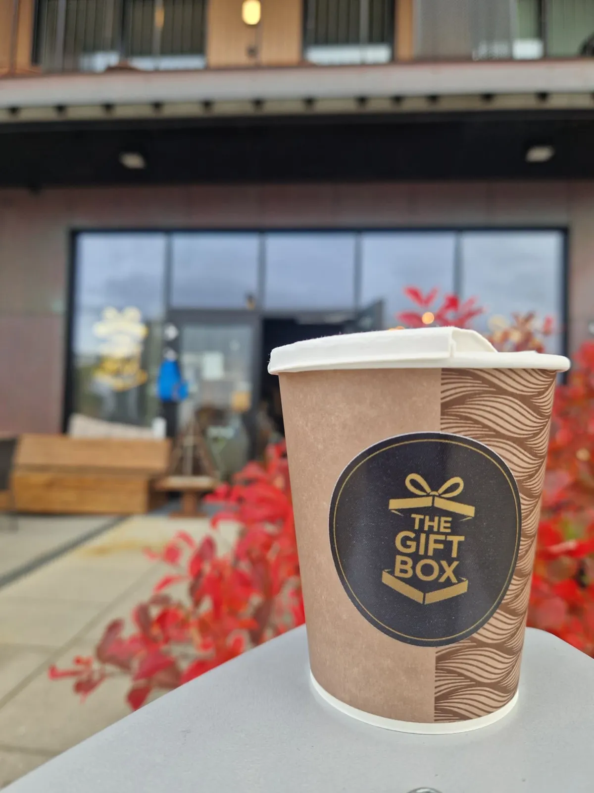 Kaffe å ta med fra The Gift Box på uteplassen ved Vervet i Tromsø